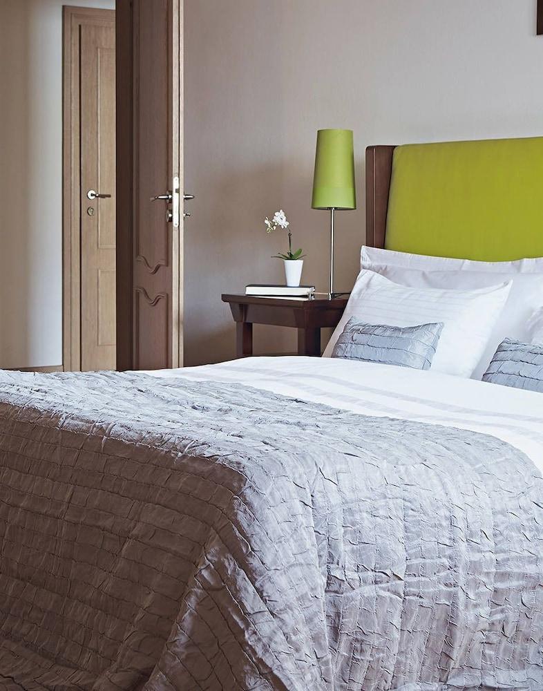 Almandine Apartahotel Praga